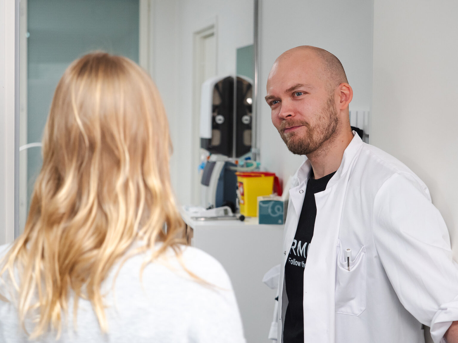 Lääkäri keskustelee potilaan kanssa Lysnan Kempeleen lääkäriasemalla